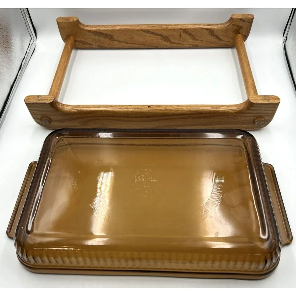 Vtg Anchor Hocking Casserole Dish 3QT Baking Amber Glass Wood Cradle Rack 9x14